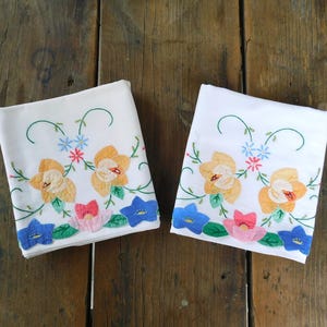 Vintage Pillowcases-Cotton Pillowcase-Vintage bedding-Matching Pillowcase set-Vintage Bedding-White Pillowcases-Floral Embroidery-applique