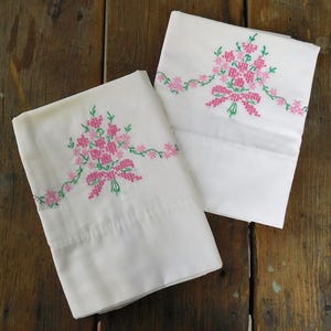 Vintage Pillowcases-Cotton Pillowcase-Vintage bedding-Matching Pillowcase set-Vintage Bedding-Off White Pillowcases-Floral Embroidery