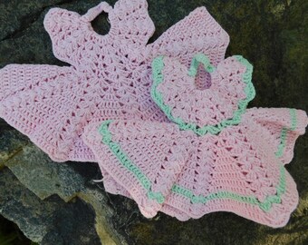 Vintage-crochet-pot holder-dress-potholder dress-trivet-pink-hot pad-oven mitt-kitchen supplies-pastel-farmhouse-kitchen decor