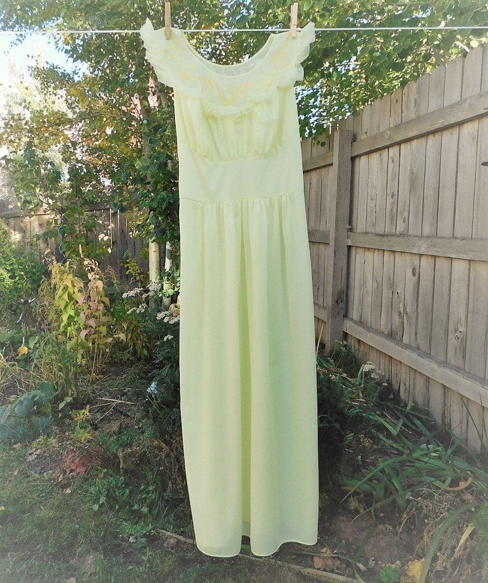 Vintage nightgown - Vintage Lingerie - Pandoro - Yellow nightgown - lemon Yellow - sheer nightgown -vintage pajamas - Mad Men Vintage nightgown - Vintage Lingerie - Pandoro - Yellow nightgown - lemon Yellow - sheer nightgown -vintage pajamas - Mad Men