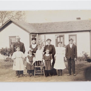 Echte Bild Postkarte-antike Postkarte-Familie-Prairie-Bauernhaus-Foto-schwarz und weiß-historische Foto-Antique Fotografie-Große Ebenen-RPPC