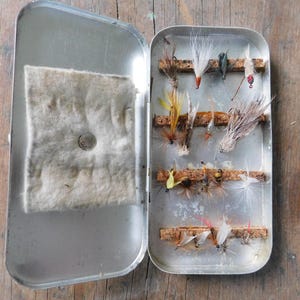 Vintage fishing lures-flies-Fly Fishing-Trout Flies-Aluminum Case-fishing tackle-Fishing Flies-Fly hooks-Fishing Gear-Bait