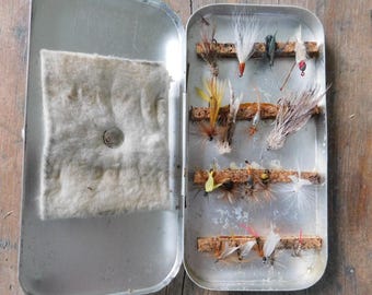 Señuelos de pesca antiguos - Moscas - Pesca con mosca - Moscas para truchas - Estuche de aluminio - Aparejos de pesca - Moscas de pesca - Anzuelos para moscas - Equipo de pesca - Cebo