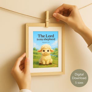Pan jest moim pasterzem – Psalm 23:1. Słodki rysunkowy baranek na zboczu wzgórza, werset biblijny do wydrukowania (do pobrania w wersji cyfrowej)