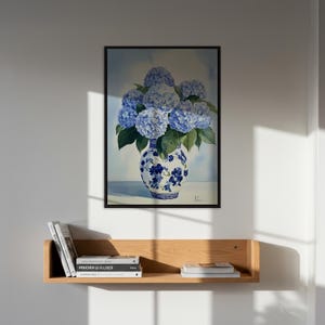 Lámina de arte mural con jarrón de hortensias en azul y blanco, póster floral enmarcado con fondo suave, elegante decoración botánica, regalo para amantes de las flores.