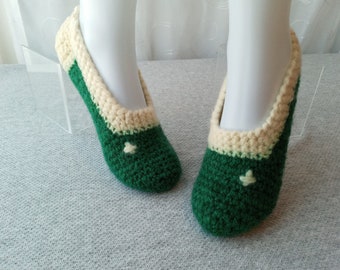 Hand Crochet Adult Slippers in 100% Healthy Food coloring Wool yarn in Green & Cream / food dye hand colored wool