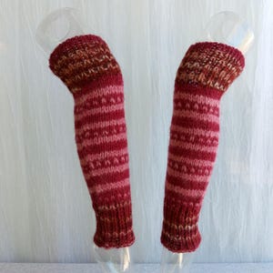 Calentadores de piernas únicos, extra gruesos y tejidos a mano con hilo 100% de lana Lopi islandesa en color rosa vino; prenda de punto única; regalo de lujo.