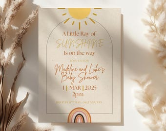 Może przedstawiać: Zaproszenie na baby shower na beżowym tle z ilustracją słońca. Tekst głosi "A Little Ray of Sunshine is on the way" i ogłasza baby shower Madeline i Luke'a 1 marca 2025 o godzinie 14:00.