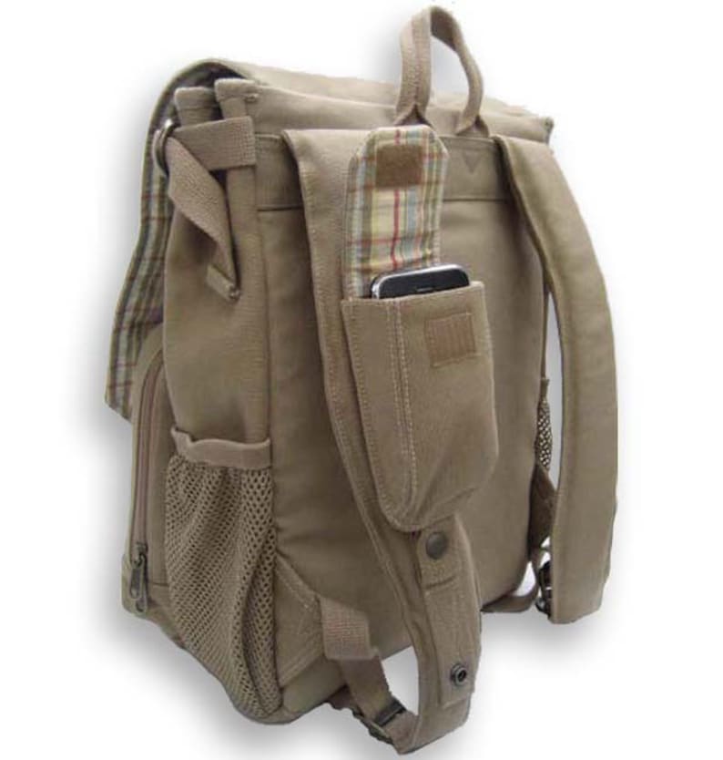 Peut inclure: Sac &agrave; dos en toile beige avec plusieurs poches et un motif &agrave; carreaux. Il comporte une poche lat&eacute;rale en filet, une poche avant avec rabat et une bandouli&egrave;re avec une poche pour t&eacute;l&eacute;phone. Poign&eacute;e sup&eacute;rieure et bretelles r&eacute;glables.