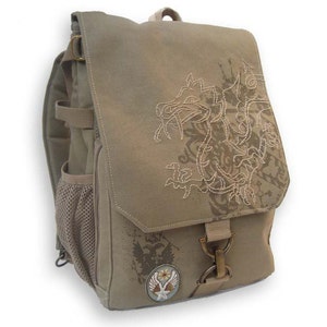 Sac à dos dragon en toile beige et marron : idéal pour l'école ou le travail.  Adapté aux ordinateurs. Broderie et sérigraphie uniques.  Sacoche pour ordinateur portable.