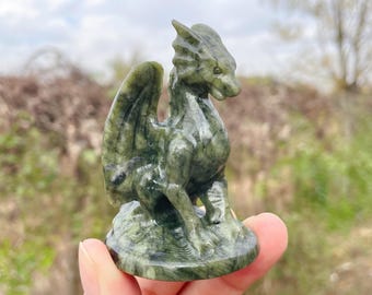 Grüner Jade Quarz Crystal Fly Dragon Skull: Hand geschnitzte Wohnkultur