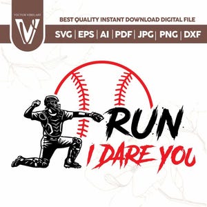 Puede incluir: Un diseño digital que presenta a un receptor de béisbol en blanco y negro, listo para lanzar una pelota. También se incluye una pelota de béisbol roja y las palabras "RUN I DARE YOU". El diseño está disponible para descarga instantánea.
