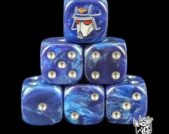 Puede incluir: Seis dados azules con efecto veteado. Un dado presenta un diseño de casco blanco y rojo. Los dados tienen puntos plateados. Los dados están apilados sobre un fondo negro. El logotipo "TheTopDice" está en la esquina inferior derecha.