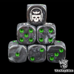 Schädelregiment Würfel schwarz Resin W6 für Grimdark Wargames, Militärische Helmtruppen, menschliche Abteilungen & Kriegsdividionen der Zukunft.