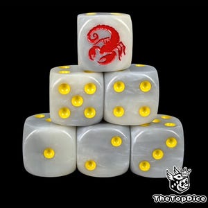 Scorpion Taktischer Würfel Weiß & Grau W6 für Grimdark Kriegsspiele, Tabletop Miniaturen, Loyaistische Einheiten, Sci-Fi Armeen.