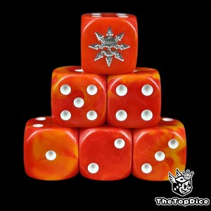 Puede incluir: Seis dados naranjas y amarillos apilados en forma de pirámide sobre un fondo negro. Cada dado tiene puntos blancos que indican los números. El dado superior presenta un emblema plateado. Los dados son de TheTopDice.
