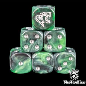 Può includere: Una pila di sei dadi verdi e neri marmorizzati. Ogni dado ha puntini argentati e un disegno di serpente bianco su una faccia. I dadi sono disposti su uno sfondo nero.