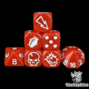 Op de afbeelding: Een verzameling rode dobbelstenen met witte symbolen en getallen. De dobbelstenen hebben verschillende vormen, waaronder zes- en meerzijdige dobbelstenen. Symbolen zijn onder meer een bliksemschicht, een rugbybal en een schedel.