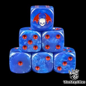 Könnte beinhalten: Sechs blau-weiß marmorierte Würfel mit roten Augen sind gestapelt. Ein Würfel zeigt ein rotes Fledermausflügel-Design mit einem weißen Totenkopf. Die Würfel sind für Tischspiele.