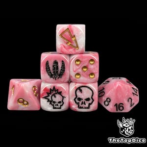 Può includere: Un set di dadi rosa e bianchi marmorizzati con dettagli dorati e simboli neri. I dadi presentano un fulmine, piume e teschi. È presente anche un dado a 16 facce.