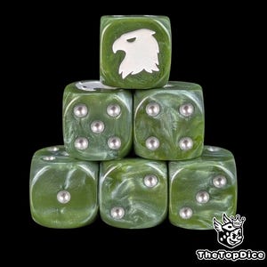 Puede incluir: Seis dados verdes con efecto marmoleado apilados sobre un fondo negro. Los dados tienen puntos plateados y un diseño de águila blanca en una cara. Los dados son para juegos de mesa.