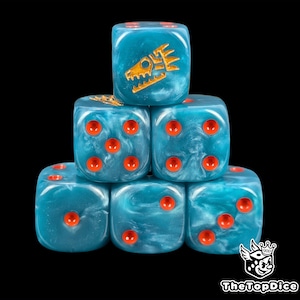 Könnte beinhalten: Sechs blaue Würfel mit orangefarbenen Augen, gestapelt vor schwarzem Hintergrund. Der oberste Würfel zeigt ein goldenes Drachendesign. Die Würfel haben einen Marmoreffekt. Geeignet für Tischspiele und Rollenspiele.