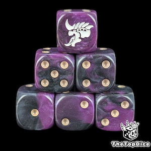 Pode incluir: Seis dados roxos e pretos com redemoinhos e pontos dourados. Um dado apresenta um desenho de dragão branco. Os dados são empilhados sobre um fundo preto. Os dados são de TheTopDice.