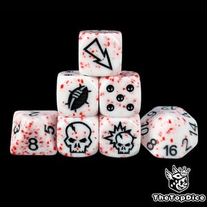 Peut inclure: Ensemble de dés blancs avec des mouchetures rouges et des symboles noirs. Les dés présentent diverses icônes, dont un éclair, un ballon de rugby et une tête de mort. Idéal pour les jeux de société.