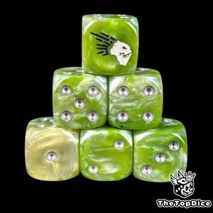 Pode incluir: Uma pilha de seis dados verdes e brancos marmorizados. Um dado apresenta uma caveira branca e um gráfico preto. Cada dado tem pontos prateados. Os dados estão dispostos sobre um fundo preto. O logotipo TheTopDice está no canto inferior direito.