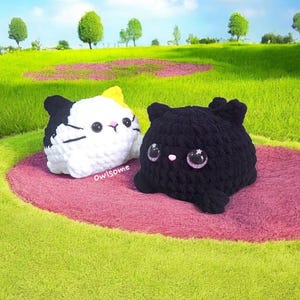 Peluche au crochet avec chat potelé | Jouet kawaii fait main pour chaton Amigurumi | Cadeau doux en peluche pour les amoureux des chats | Peluche chat calicot noir blanc