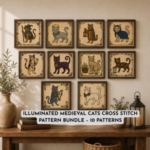 Puede incluir: Diez patrones de punto de cruz enmarcados y cuadrados que muestran gatos con vestimentas y entornos medievales. La colección incluye gatos con linternas, arpas y bordes florales. El texto dice: ILLUMINATED MEDIEVAL CATS CROSS STITCH PATTERN BUNDLE - 10 PATTERNS.