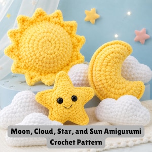Op de afbeelding: Gehaakte amigurumi-speelgoed: zon, maan, ster en wolken in geel en wit. De ster heeft een lachend gezicht. De tekst "Moon, Cloud, Star, and Sun Amigurumi Crochet Pattern" staat onderaan de afbeelding.