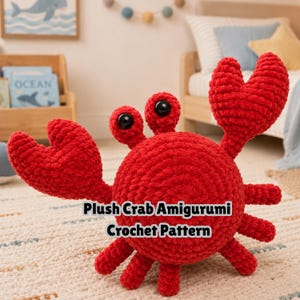 Puede incluir: Un juguete de peluche de cangrejo tejido a ganchillo de color rojo brillante con un cuerpo redondo, dos grandes pinzas levantadas y varias patas. El cangrejo tiene dos ojos de plástico negro prominentes sobre tallos. El texto "Plush Crab Amigurumi Crochet Pattern" aparece superpuesto.