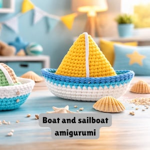 Könnte beinhalten: Gehäkeltes Boots-Amigurumi mit gelbem Segel und blau-weißem Rumpf. Das Boot steht auf einer hellblauen Oberfläche mit Muscheln und einem Seestern. Der Text lautet "Boat and sailboat amigurumi".