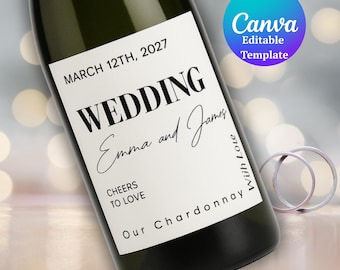 Könnte beinhalten: Eine grüne Weinflasche mit einem individuellen Hochzeitsetikett. Auf dem Etikett steht "WEDDING Emma and James" mit dem Datum "MARCH 12TH, 2027". Im Hintergrund liegen zwei silberne Eheringe. Auf dem Etikett steht auch "Cheers to Love".