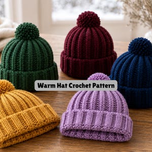 Könnte beinhalten: Eine Auswahl an gerippten Strickmützen in verschiedenen Farben: Senfgelb, Grün, Burgunderrot, Marineblau und Lila. Jede Mütze hat einen passenden Bommel. Der Text "Warm Hat Crochet Pattern" ist auf einem weißen Rechteck zu sehen.