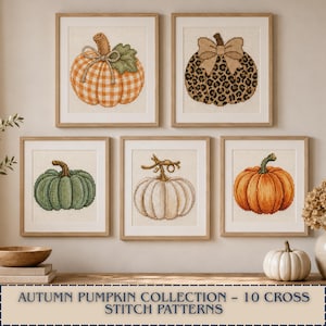 Op de afbeelding: Vijf ingelijste kruissteekkunstwerken met diverse pompoenen: een oranje ruitjespompoen, een luipaardprint pompoen met strik, een saliegroene, een witte en een klassieke oranje pompoen. Tekst: AUTUMN PUMPKIN COLLECTION - 10 CROSS STITCH PATTERNS.