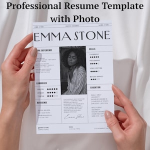 以下が含まれることがあります： 写真付きのプロフェッショナルな履歴書テンプレートで、名前「EMMA STONE」が大きなフォントで表示されています。履歴書には、職務経験、スキル、言語、学歴のセクションが含まれています。デザインは、白黒のカラースキームでミニマリストです。