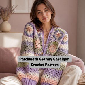 Puede incluir: Un patrón de ganchillo para un cárdigan granny patchwork en tonos pastel de morado, rosa, verde y crema. El cárdigan presenta un diseño de granny square, cierre de botones y mangas largas. El texto "Patchwork Granny Cardigan Crochet Pattern" está visible.