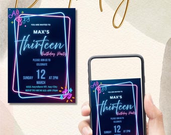 Può includere: Un invito di compleanno con un cartello al neon blu e viola per una festa di compleanno di 13 anni. L'invito dice "Sei invitato alla festa di compleanno di Max's Thirteen. Unisciti a noi per festeggiare. Domenica 12 marzo alle 14:00. 1233 Anywhere ST. Any City. RSVP a Mamma 123-466-7590."