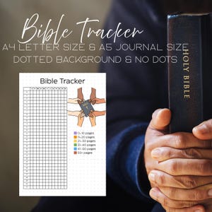 Könnte beinhalten: Ein Bibel-Tracker-Journal mit Rasterlayout zur Verfolgung des Bibellesens. Erhältlich in A4- und A5-Größen, mit gepunktetem Hintergrund und ohne Punkte. Das Bild zeigt auch eine Person, die eine Heilige Bibel hält.