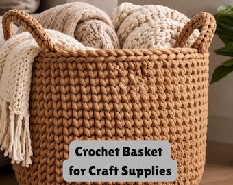 Könnte beinhalten: Ein runder, brauner Häkelkorb mit zwei Griffen, gefüllt mit gefalteten cremefarbenen und beigefarbenen Decken. Der Korb trägt den Text "Crochet Basket for Craft Supplies" auf der Vorderseite.
