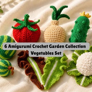 Könnte beinhalten: Eine Sammlung von sechs gehäkelten Amigurumi-Gemüsen, darunter eine rote Tomate, eine beige Zwiebel und eine grüne Gurke mit gelber Krone. Das Set umfasst auch eine grün-gelbe Wassermelone, Salat und Blumenkohl. Der Text auf dem Bild lautet: "6 Amigurumi Crochet Garden Collection Vegetables Set."