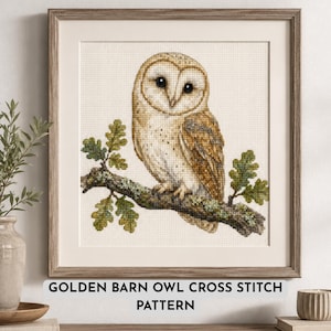 Puede incluir: Un patrón de punto de cruz que muestra una lechuza común dorada posada en una rama de roble con hojas verdes. El texto GOLDEN BARN OWL CROSS STITCH PATTERN aparece debajo de la imagen. La lechuza tiene plumas marrones y blancas.