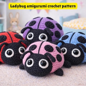 Puede incluir: Un grupo de amigurumis de mariquitas hechas a mano en varios colores, incluyendo rojo, rosa, azul y morado. Cada mariquita de ganchillo tiene manchas negras y una cabeza negra con ojos grandes y redondos. El texto "Ladybug amigurumi crochet pattern" está en la parte superior.