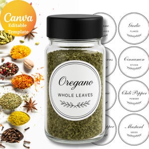 Pode incluir: Um frasco de vidro transparente cheio de folhas inteiras de orégano, com uma tampa preta e um rótulo branco. O rótulo diz "Oregano Whole Leaves". Outros rótulos de especiarias são visíveis. A imagem também inclui várias especiarias em colheres e o texto "Canva Editable Template".