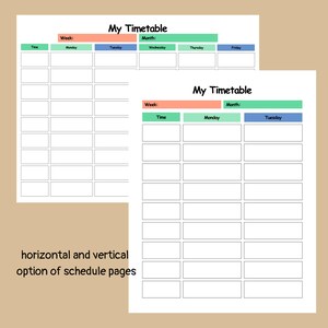 Może przedstawiać: Dwa drukowane szablony planu lekcji z białym tłem. Na g&oacute;rze każdego szablonu znajdują się czarne słowa "My Timetable". Szablony mają kolorowe nagł&oacute;wki dla "Tygodnia" i "Miesiąca" oraz kolumny dla dni tygodnia. Tekst "opcja pozioma i pionowa stron harmonogramu" znajduje się na dole.