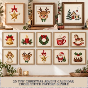Puede incluir: Una colección de patrones de punto de cruz enmarcados con motivos navideños que incluyen una estrella dorada, reno, cabaña, campana, vela, corona, taza, caballito, ángel, Santa Claus y pudin, con el texto 25 TINY CHRISTMAS ADVENT CALENDAR CROSS STITCH PATTERN BUNDLE.
