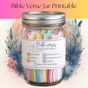 Può includere: Un barattolo di vetro pieno di foglietti colorati, legato con spago e sormontato da un coperchio argentato. L'etichetta recita "Bible verses for when you're feeling..." con caselle di controllo per le emozioni.