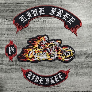 Puede incluir: Conjunto de cuatro parches bordados. Los parches incluyen una pancarta que dice "LIVE FREE", un parche con un esqueleto montando una motocicleta envuelta en llamas, un parche "1%" y una pancarta que dice "RIDE FREE". Los parches son negros, rojos, amarillos y blancos.